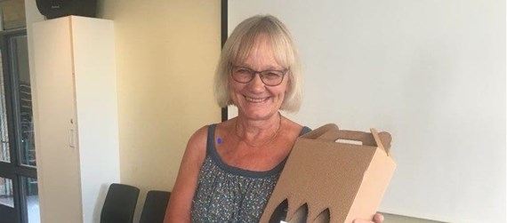 Kirsten Rasmussen fik i anledning af sit 40 års jubilæum i Sønderhald og Randers Kommune overrakt en vingave fra Randers Lærerforening. 