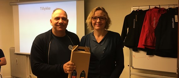 TR på Asferg Skole, Jane Mikkelsen får overrakt en vingave af Randers Lærerforenings formand Leif Plauborg